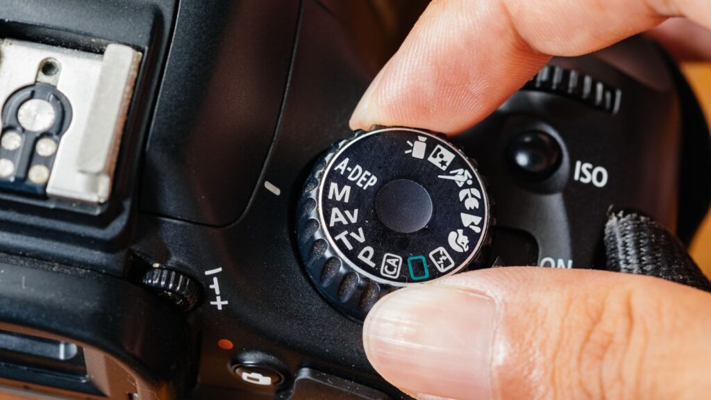 Un appareil photo placé en mode manuel pour pouvoir photographier le ciel de nuit ou le Soleil