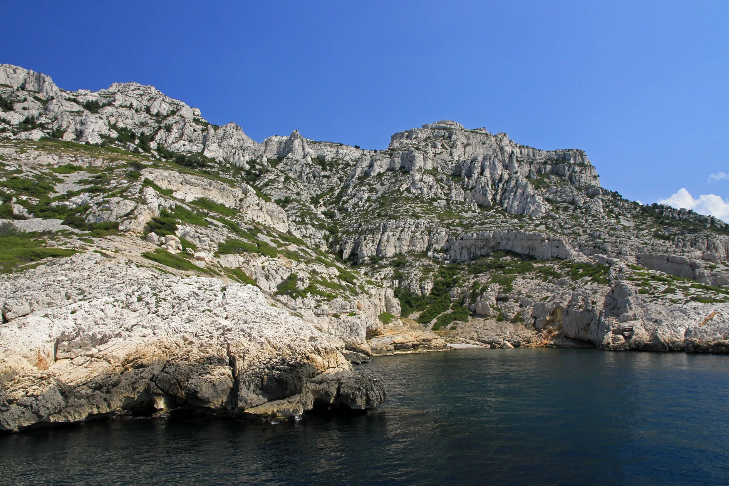 Vue depuis la mer des calanques du parc national des calanques