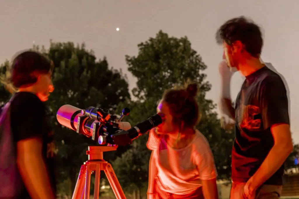 Observation au télescope durant la nuit des étoiles
