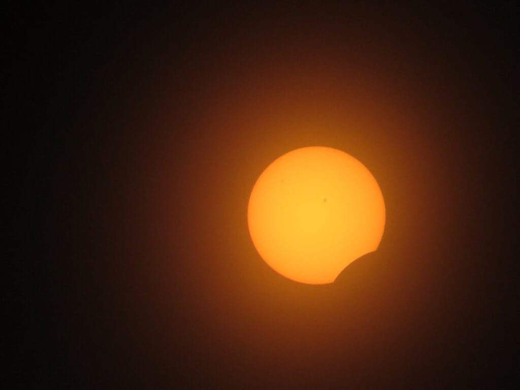 Soleil en gros plan au cours d'une éclipse partielle