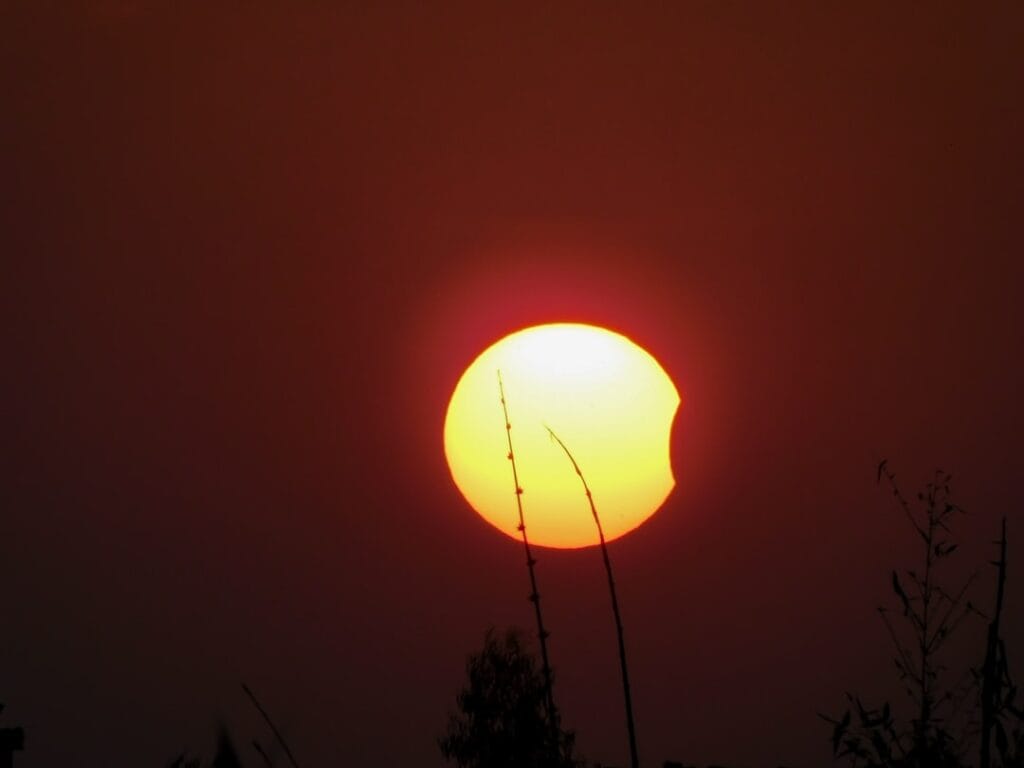 L'éclipse solaire du 12 août 2026 aura lieu au coucher du Soleil - Photo by Rudra Pratap Barik
