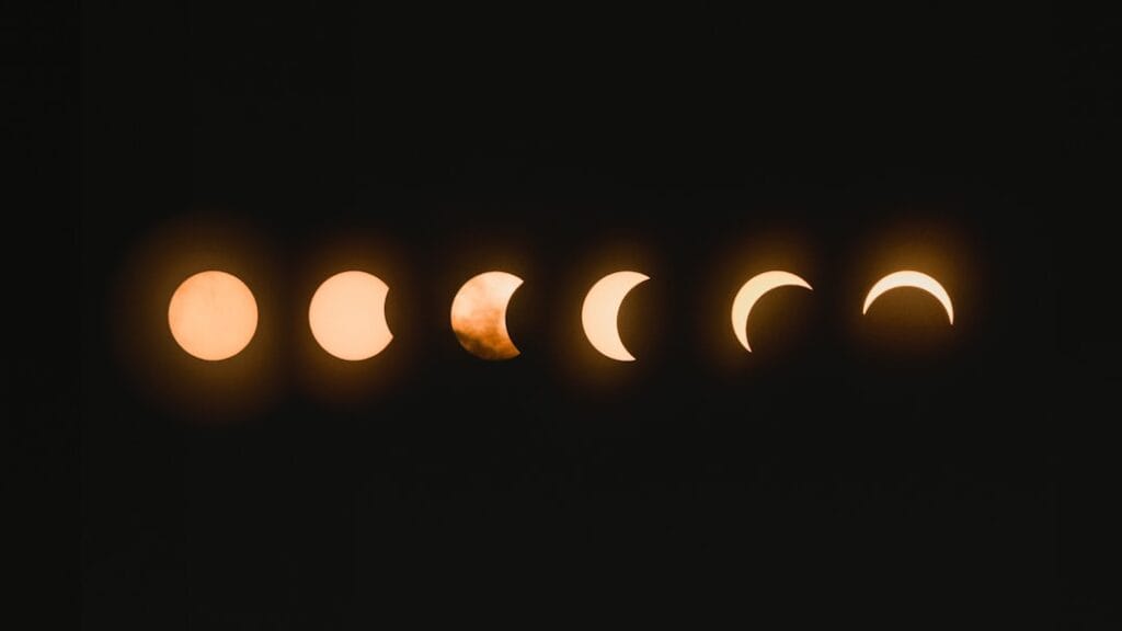 Composition montrant la progression d'une éclipse solaire au fil du temps