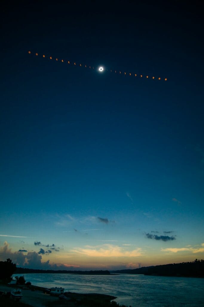 Paysage au grand angle d'éclipse solaire - Photo by Adam Dutton