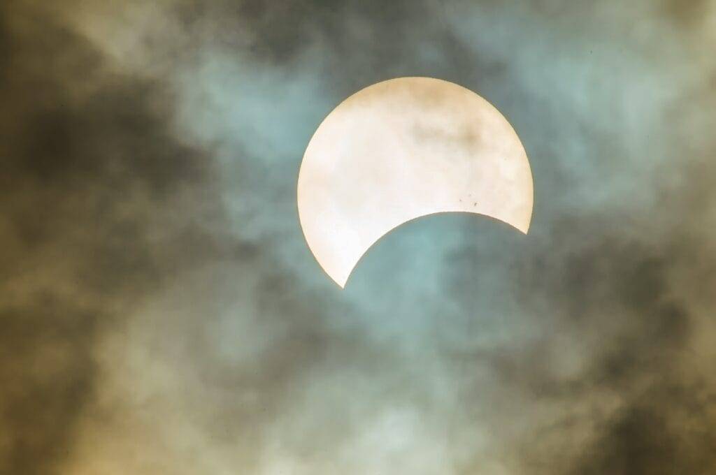 Éclipse de Soleil par temps nuageux