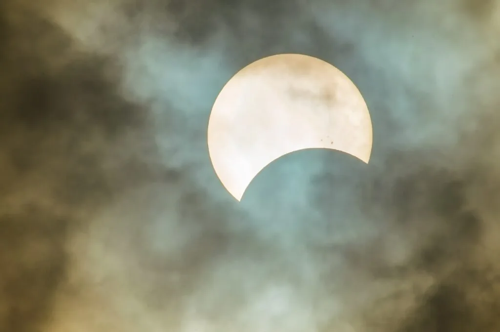 Éclipse de Soleil par temps nuageux