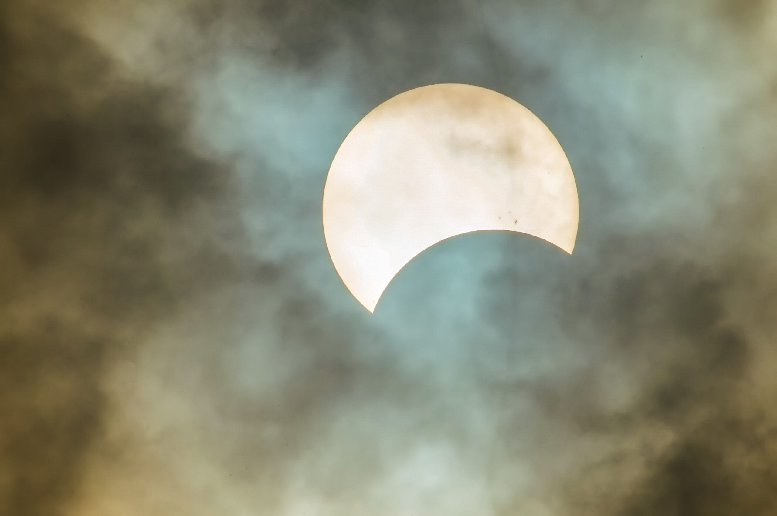 Éclipse de Soleil par temps nuageux