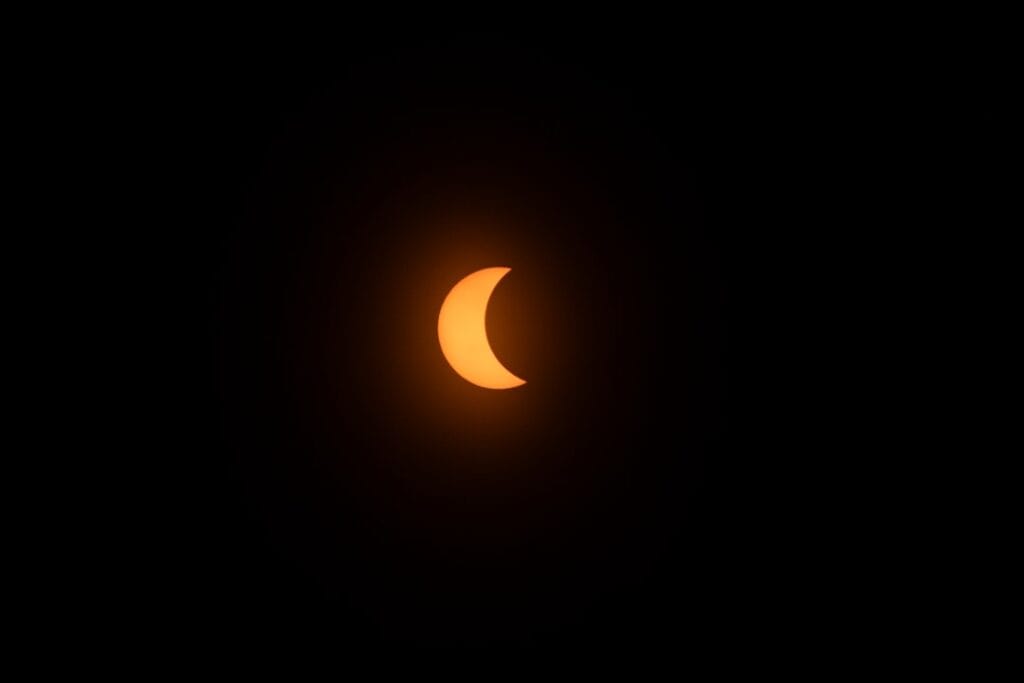 Éclipse partielle de Soleil au téléobjectif - Photo by Erika Löwe