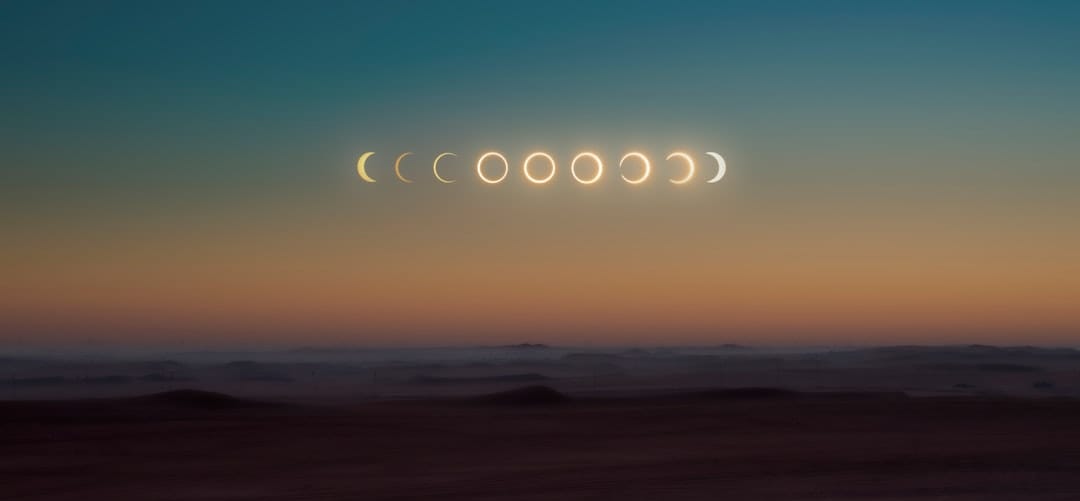 Photographie d'éclipse solaire avec un court téléobjectif - Photo by Abed Ismail