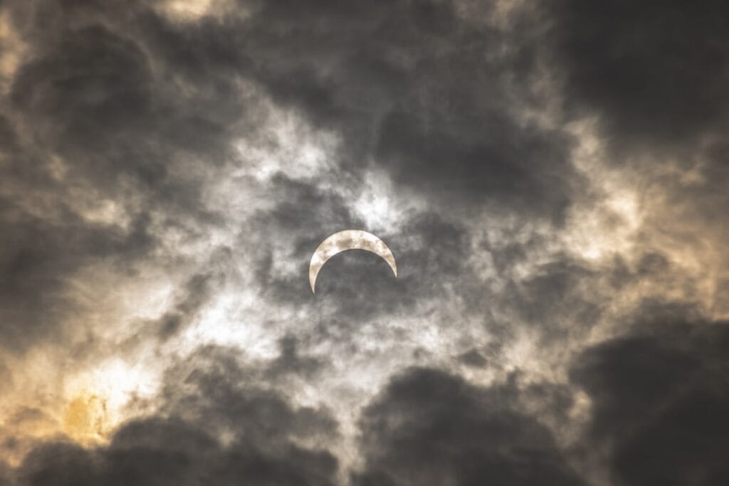Éclipse partielle de Soleil sous les nuages
